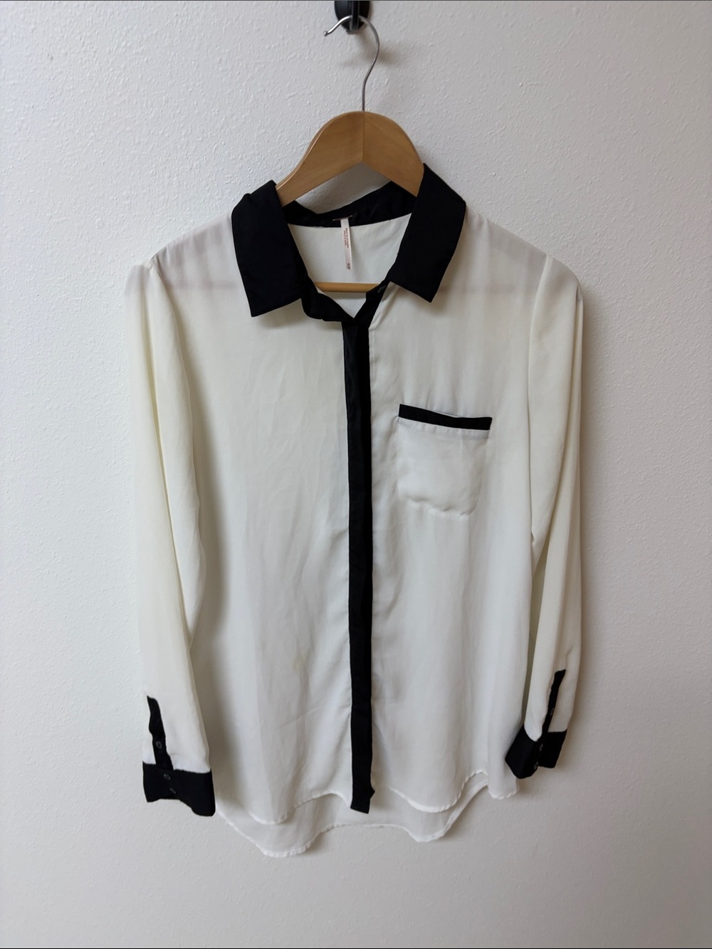 Free People Contrast-Trim Long Sleeve White/Black top. Women’s size M